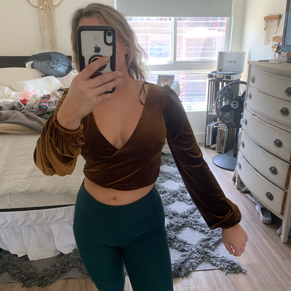 V crop top gold velvet shirt
